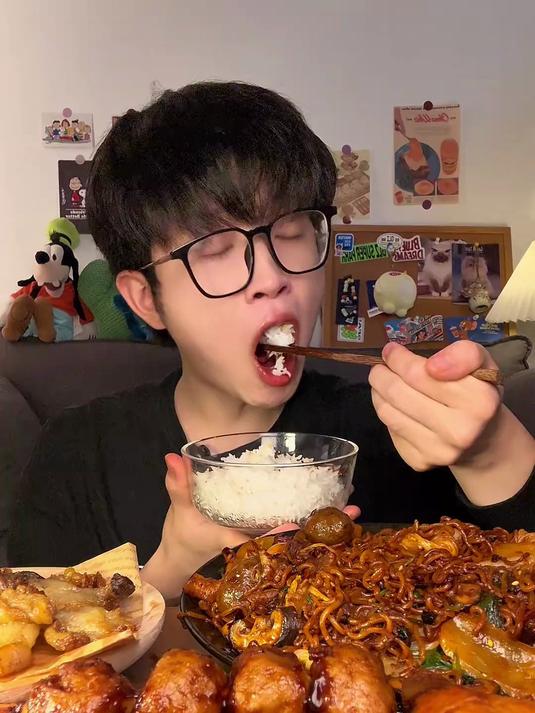 沉浸式吃夜宵，自制麻辣香锅和便利店美食！