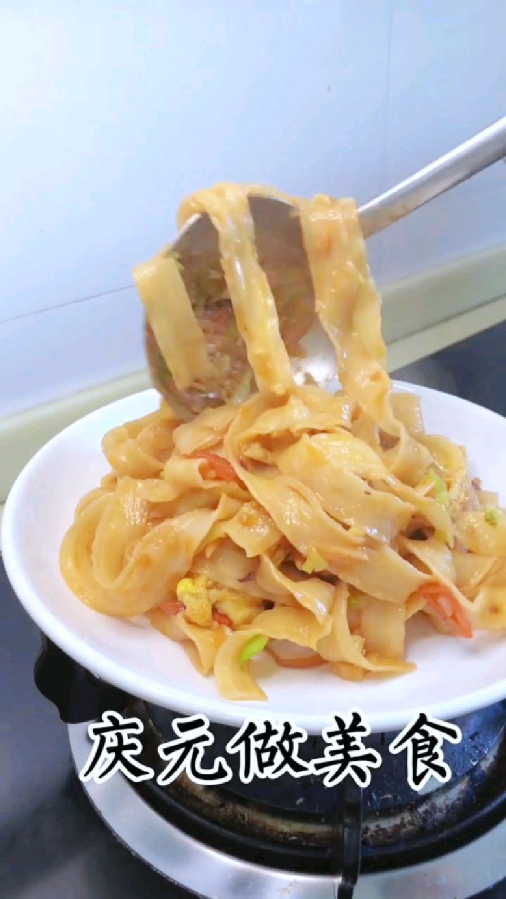 用柿子和鸡蛋宽面条做一道炒面