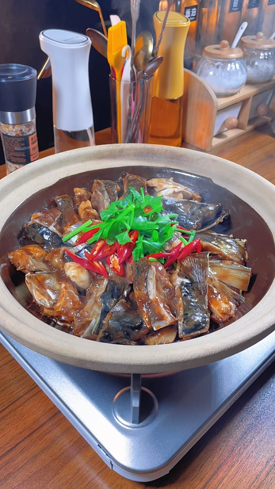 广东经典名菜砂锅啫啫鱼头煲,是广东特色美食,鲜香滑嫩特别好吃!