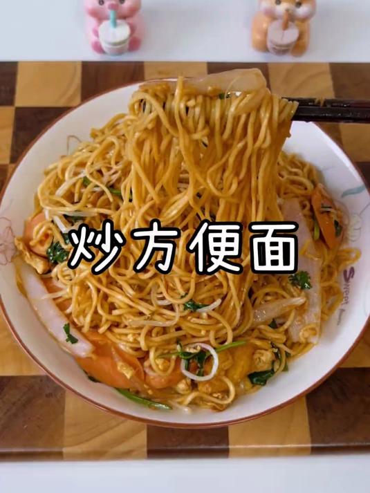 烧烤店里面香喷喷的炒方便面原来做法这么简单,学会了再也不用出去外面吃啦