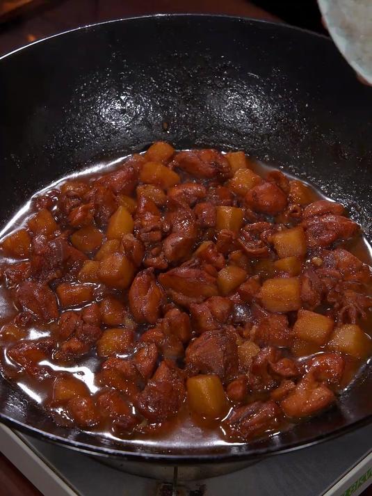 风味独特的土豆烧鸡拌饭