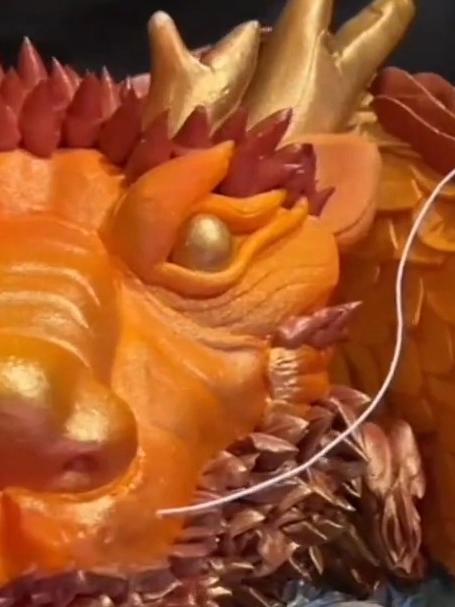 大logo给成龙送蛋糕！