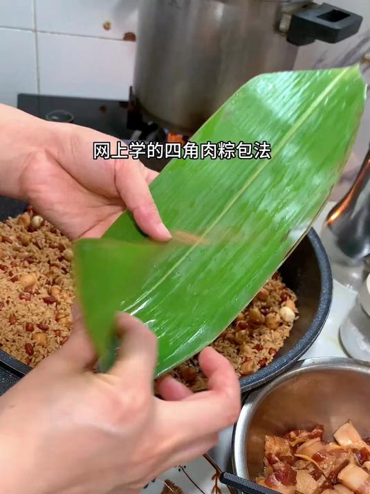 孩子爸喜欢吃肉粽,今天包了两大锅咸蛋黄肉粽,软糯咸香