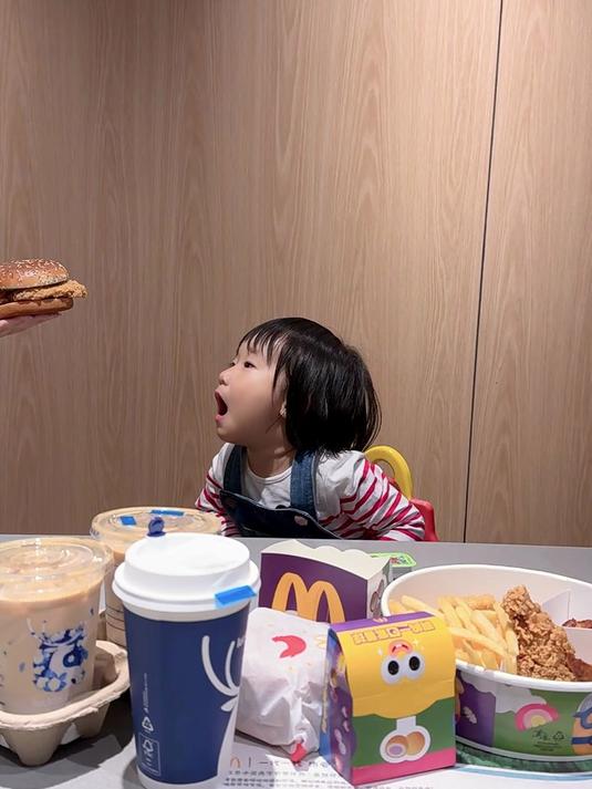 吃饭这么拍加上emoji太有趣了I宝宝创意照