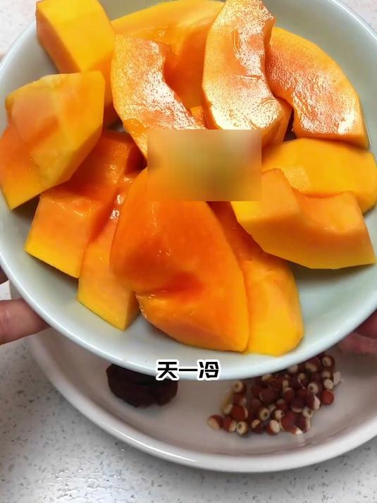 柔肤木瓜花生鸡爪汤：柔润肌肤，粗糙紧绷全改善