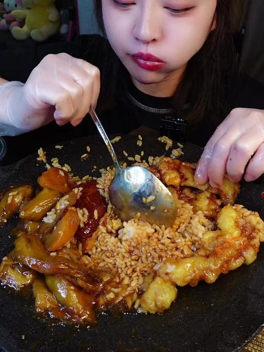 大肘子锅包肉地三鲜东北菜来啦今天吃外卖