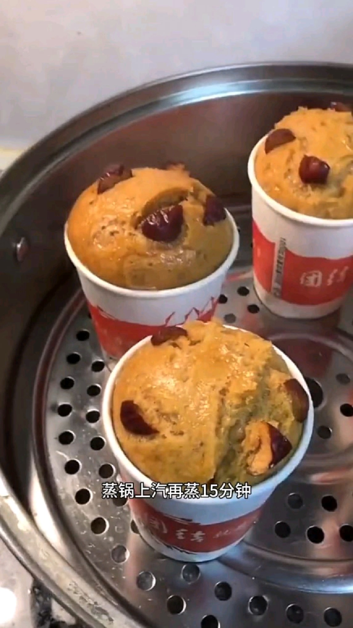 一碗面粉,三克酵母,适量红糖水搅拌成酸奶状面糊,蒸锅上气再蒸15分钟,枣糕就做好了