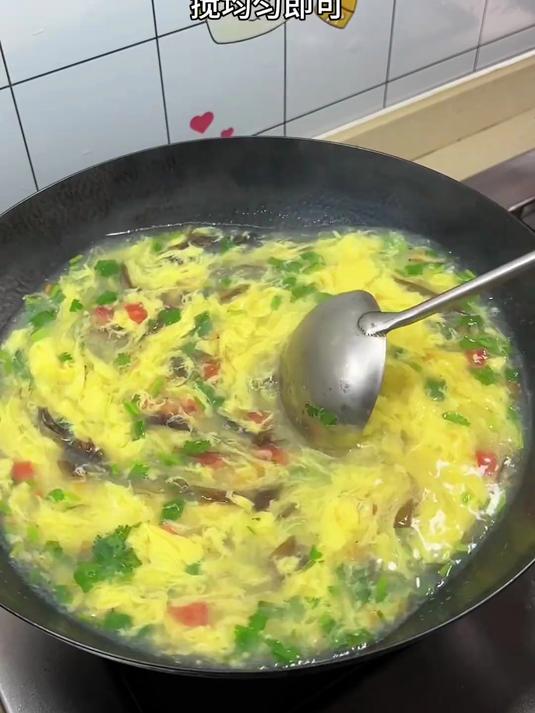 今天用铁锅30秒教会大家做，巨巨好喝的西红柿紫菜蛋花汤
