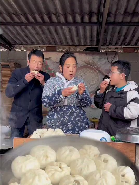 今天做了阿旺爱吃的地皮菜和鸡蛋粉条馅的包子