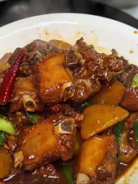 如何在家做出软烂入味的土豆烧排骨！我的厨房日记