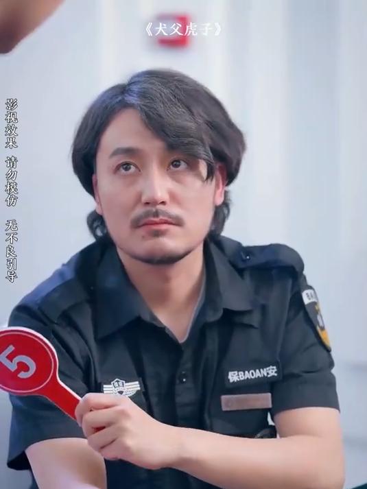 男人白天当着保安,晚上却在五千平的大别野,找来无数美女开派对