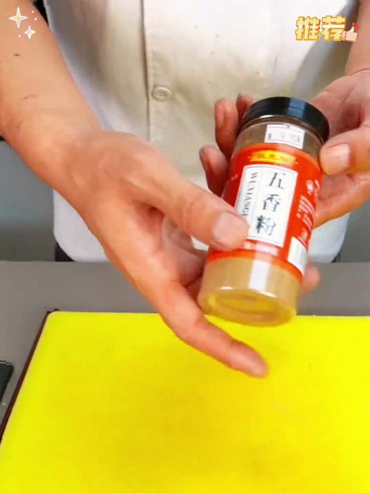 芹菜胡萝卜拌花生米小咸菜有没有在家里常做的?