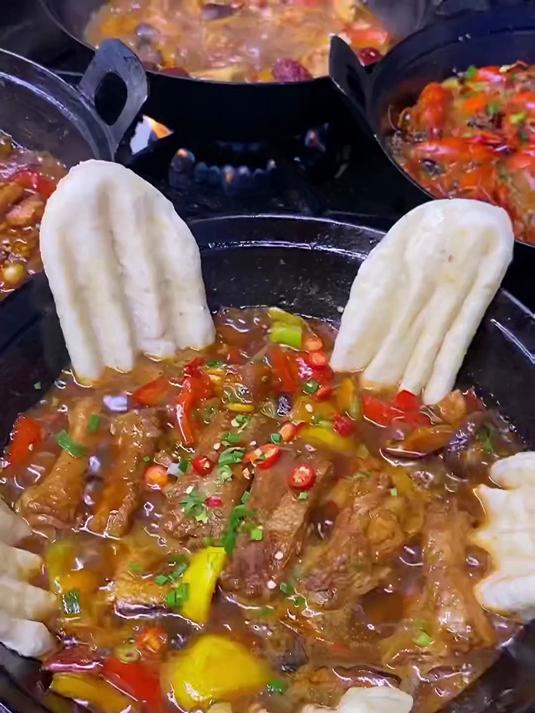 我们家的特色小地锅,小店不大全是回头客,30多种菜品任意选择