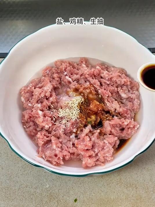 今天是我家孩子最喜欢吃的饺子，猪肉茴香饺子！