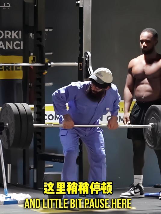 健身房清洁工被嘲笑太弱,直接硬拉百斤杠铃,纹身大汉怀疑人生