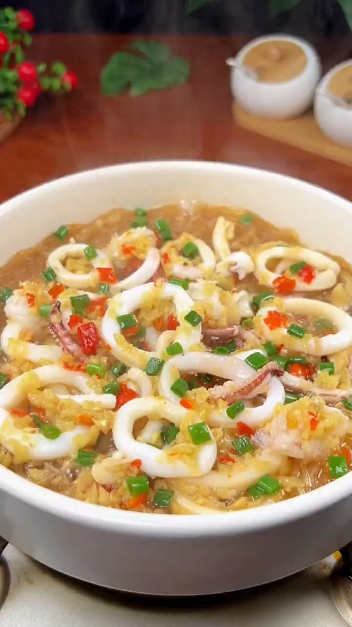 蒜蓉粉丝鱿鱼煲做法简单蒜香入味快试试吧
