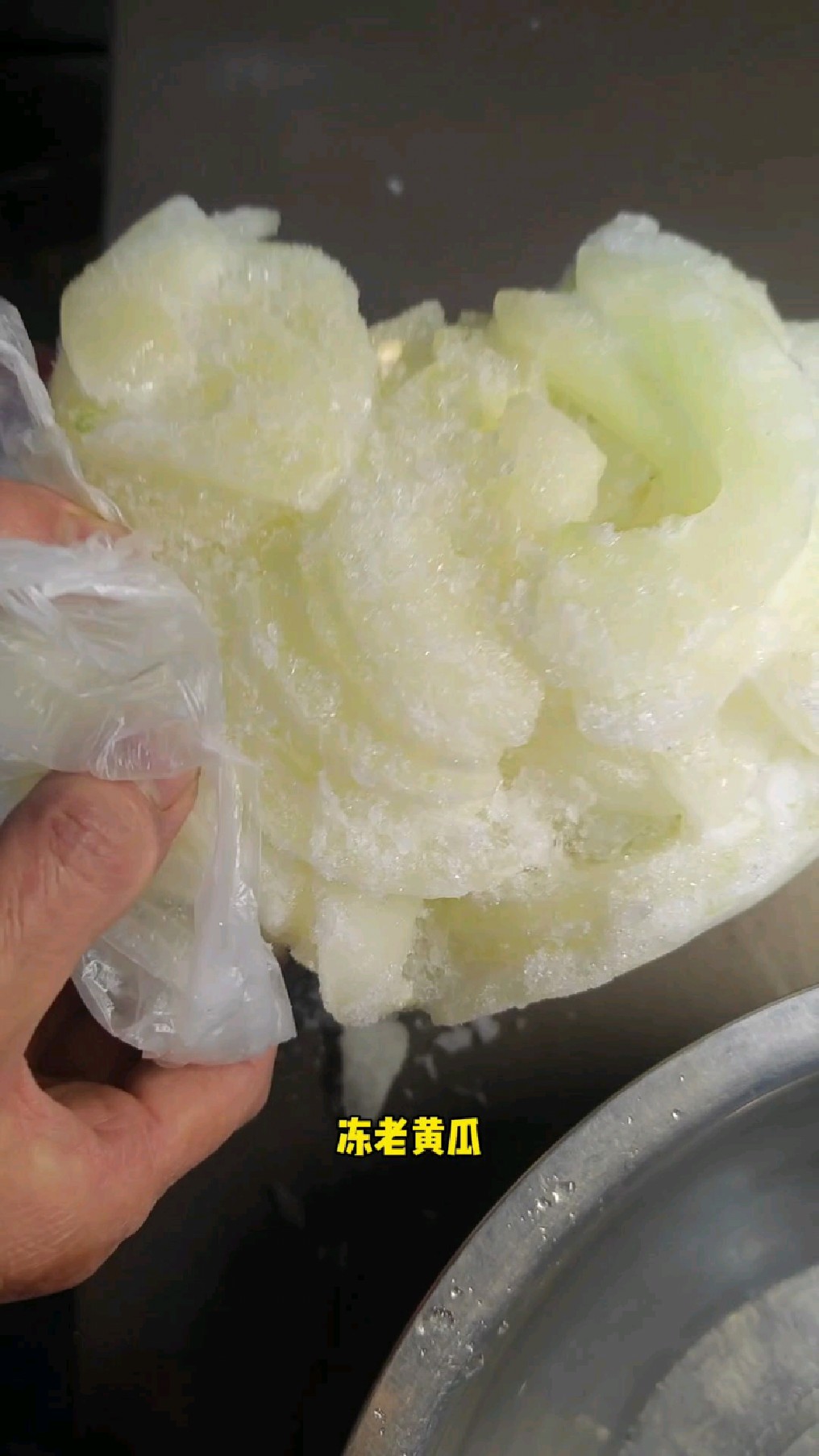 冻老黄瓜做的粉面子汤,还原老一辈的做法,很香!