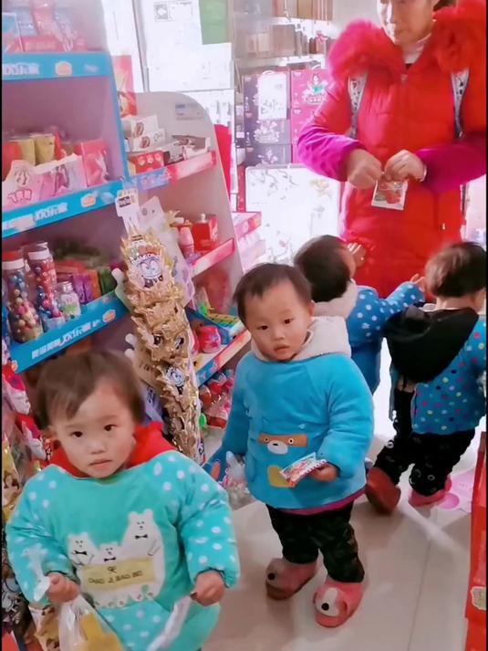 重庆一对四胞胎不顾家庭困难,领着50岁年迈的老奶奶竟然大肆消费
