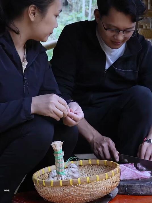 文博和珍珠一起制作熏肉,珍珠感觉很幸福