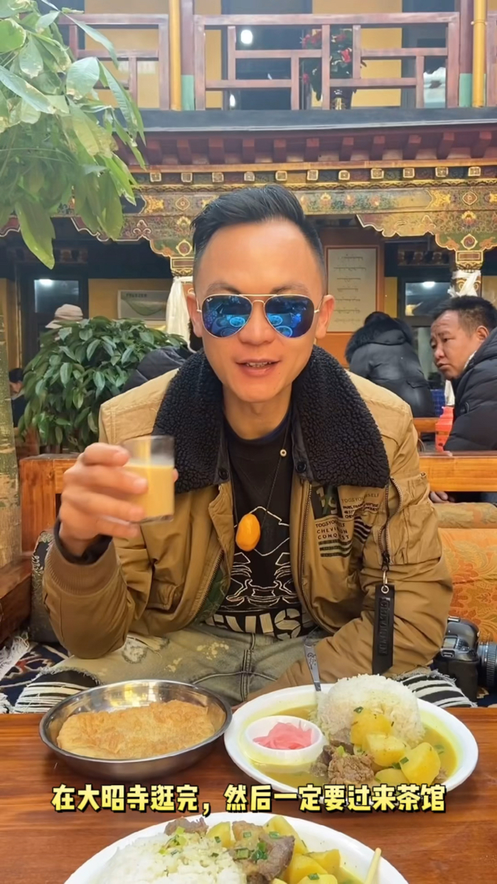 第一次进拉萨的茶馆,应该怎么点好吃的? 喝甜茶 是西藏很普遍的生活方式 走进一家茶馆 点上
