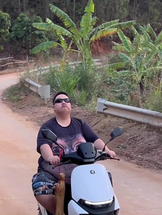 今天小胖墩出手做的黄豆炖牛蹄太好吃了 汤汁泡饭都能出两碗