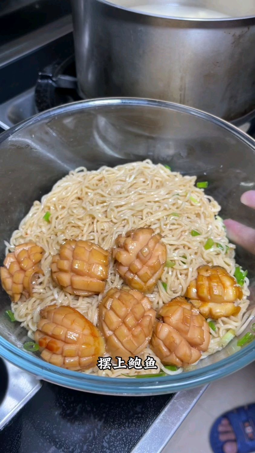 相伴一日三餐,走过一年四季,就是这样简单。今日分享:鲍汁拌面。