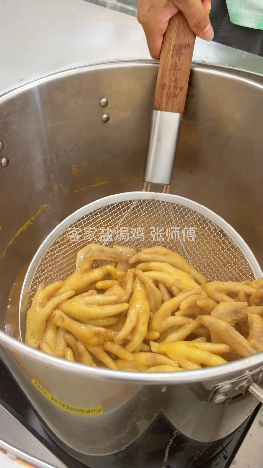 梅州盐焗鸡爪做法鸡翅5斤,盐焗王调味粉180克,花生油5克,胡椒5克,香葱10克,沙姜10