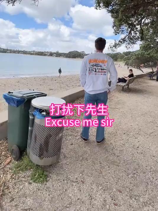 国外餐厅吃饭 服务员说有人给我送了一盒甜点……