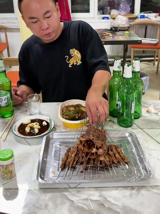 东北单身汉晚上去烧烤店吃烧烤吃完后就在烧烤店睡了