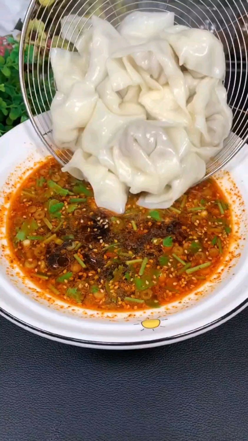 上个视频我包了馄饨,都问我汤料是怎么调的,今天教大家两种馄饨汤做法。