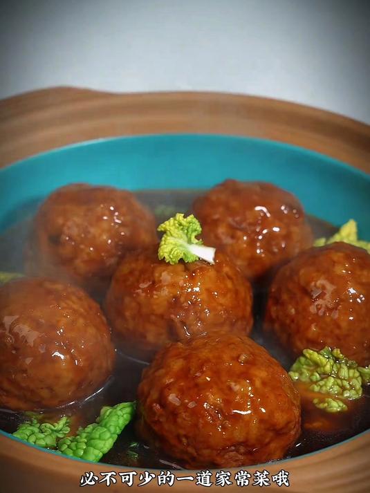 这是年夜饭餐桌上必不可少的红烧狮子头做法