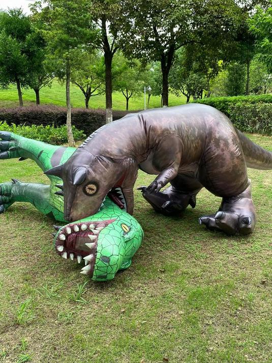 食肉牛龙大战霸王龙,恐龙服装还能这样玩