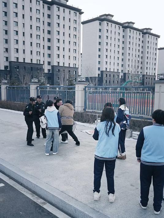 黑道大佬校门口卖盒饭 05