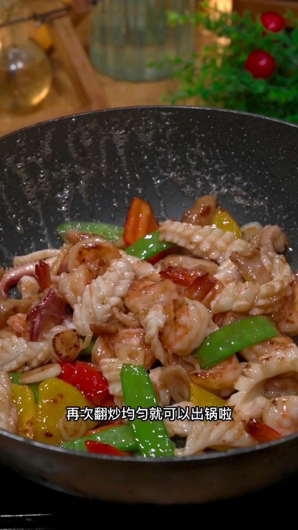 鱿鱼,虾仁,瘦肉这样搭配在一起,就是一道色香味俱全的炒三鲜