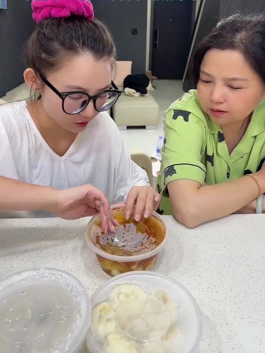 带南方丈母娘体验北方早餐,给她尝试咸豆腐脑