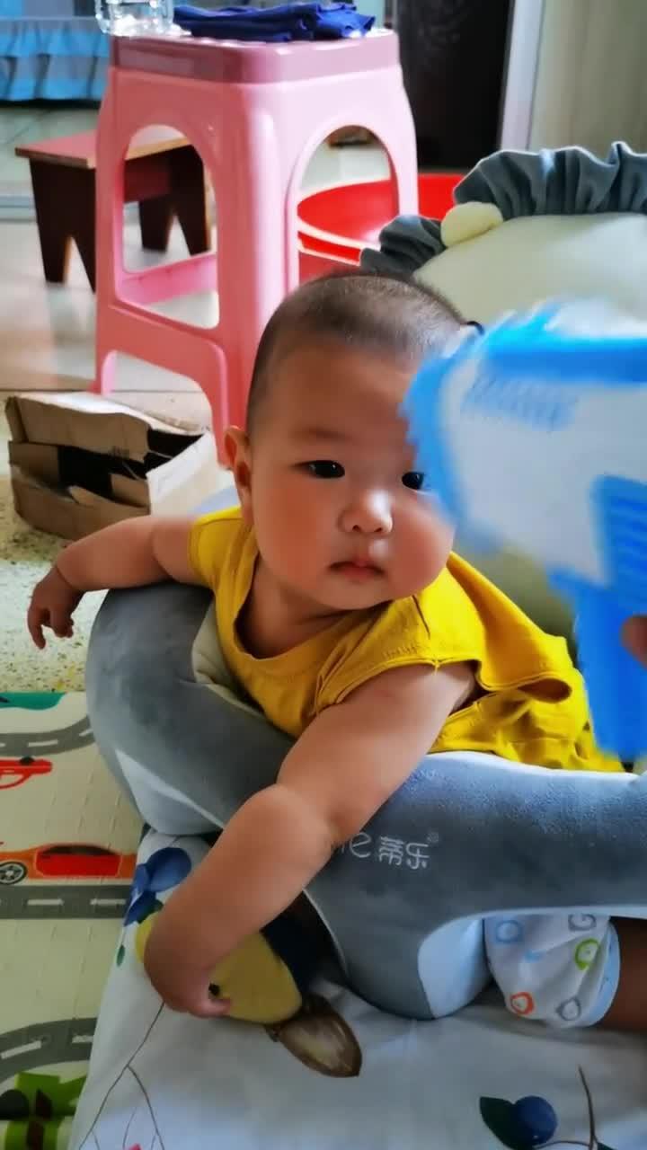 在我家妈妈带娃比爸爸危险 哈哈哈