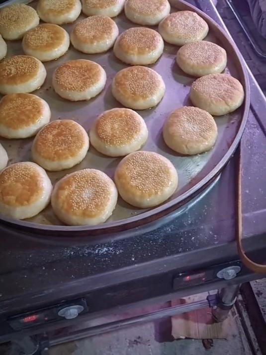 今天给大家分享一款油酥烧饼的做法。学会可以直接出摊