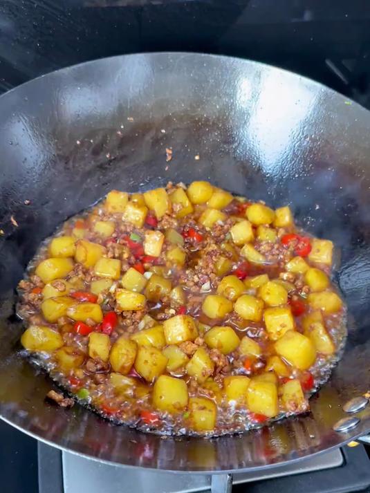就这个肉沫土豆丁配上米饭三碗都不够吃