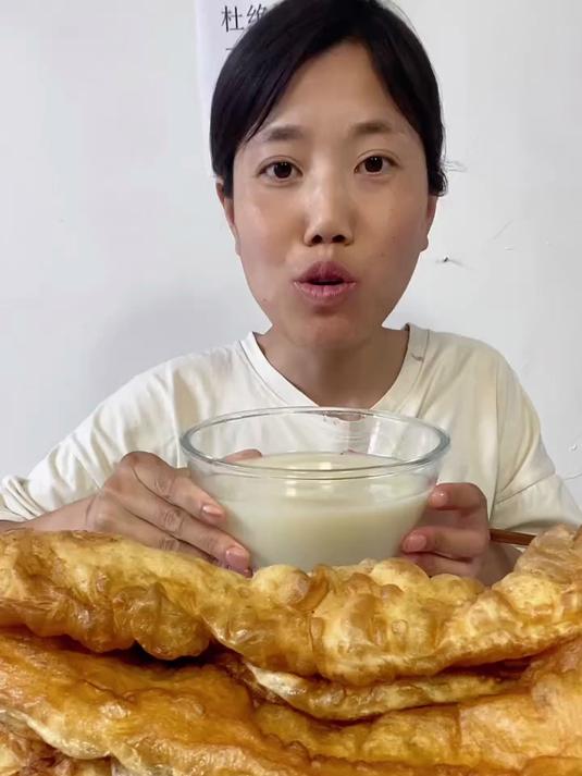 豆浆油条 简简单单又得一餐 家常便饭简单又幸福