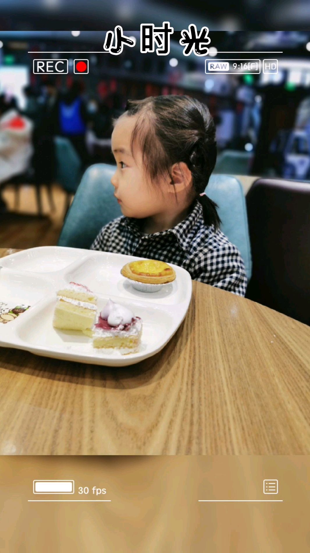 冬天有暖暖的奶茶,甜甜的糖炒栗子,热乎乎的烤红薯,最幸运的是与你一起分享这份遇见