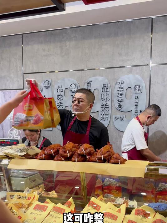沟帮子尹家熏鸡,带着浓浓的熏香与卤意,为餐桌添上鲜香风味!
