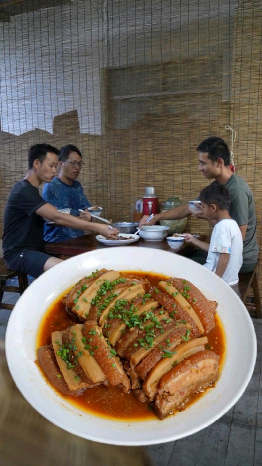 柳州真的只有螺蛳粉吗?壮乡莲藕扣肉肥而不腻、入口即化,你们吃过吗