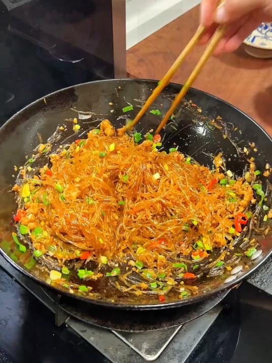 这个干捞肉末粉丝煲真的是好吃极了，做法还超级简单～