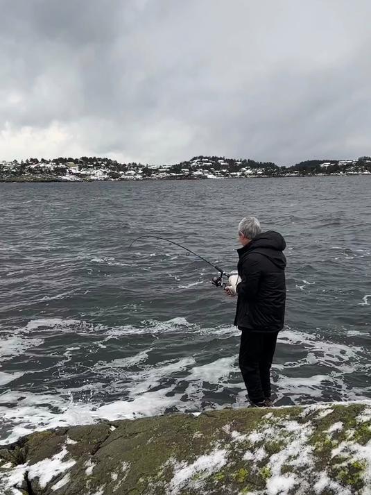 靠海吃海,冰雪天带爸爸海钓鳕鱼,体验挪威人冬天户外钓鱼的快乐