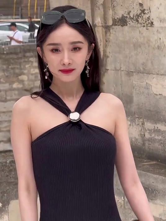 杨幂街拍花絮,无美颜无滤镜 #杨幂 #完美身材 #显瘦穿搭