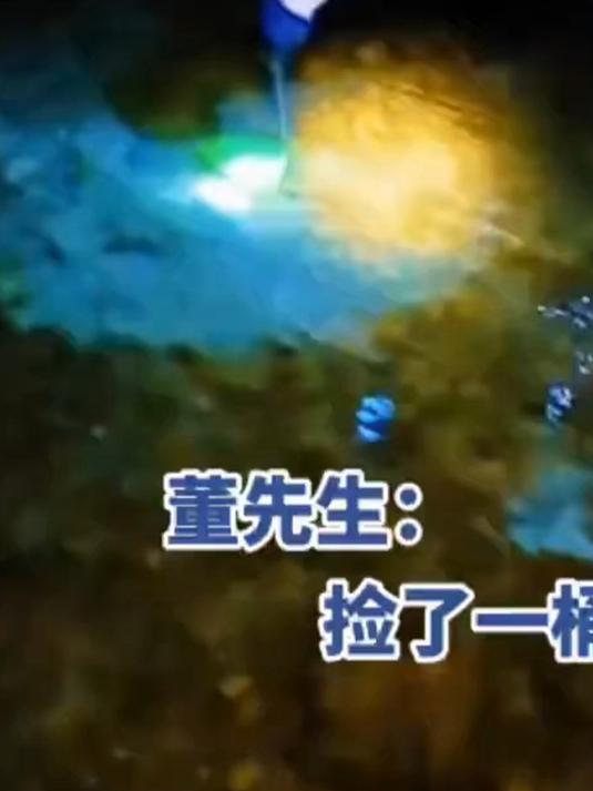 台风“剑鱼”从三亚过境后，三亚沙滩出现大量海鲜