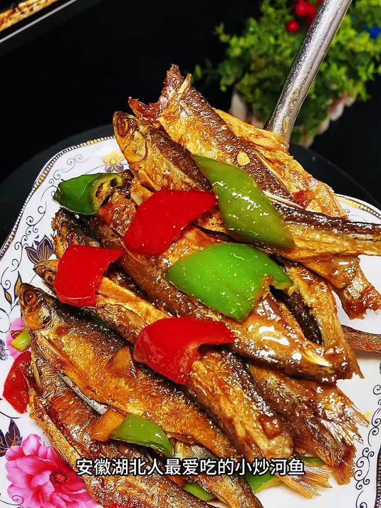 安徽湖北人都爱吃的小河鱼，刁子鱼炒辣椒，太下饭了