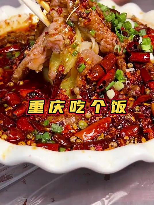 重庆老社区里面吃个家常菜，盘子都垒了四层