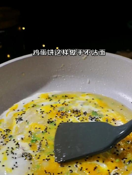 松软劲道鸡蛋饼做法全解析,手不沾面的简单技巧大揭秘