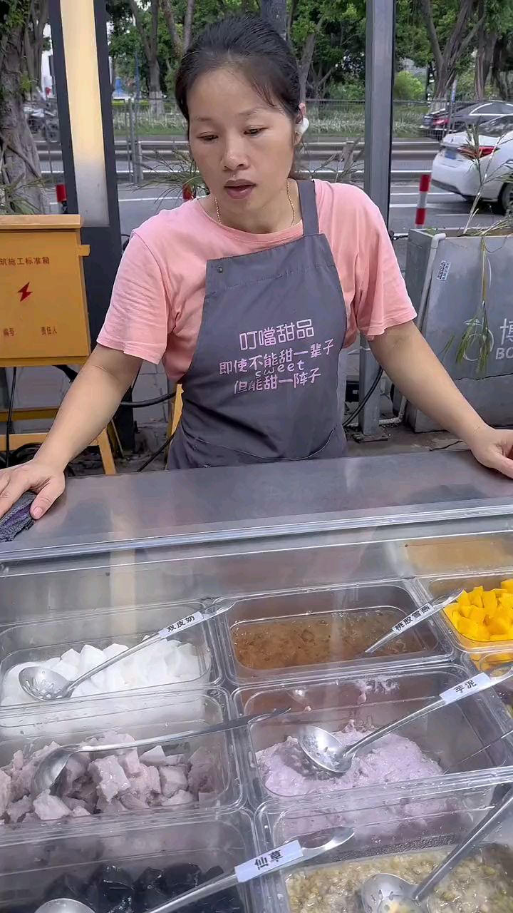 街边小吃-10块随便加小料的奶茶也太香了,20多种小料看的眼花缭乱,好好吃哦!